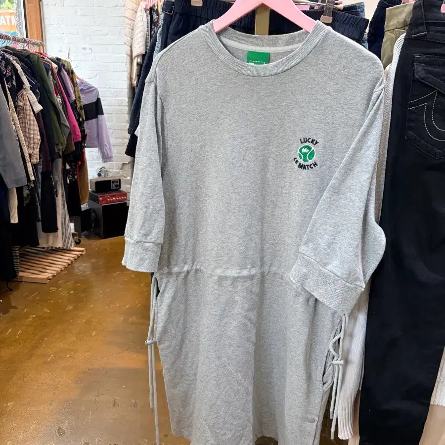 럭키마르쉐 테니스볼 로고/그레이 원피스