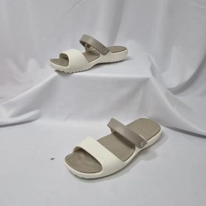 두하빈티지 w6 230 크록스 코레타 플래티넘 샌들 슬리퍼