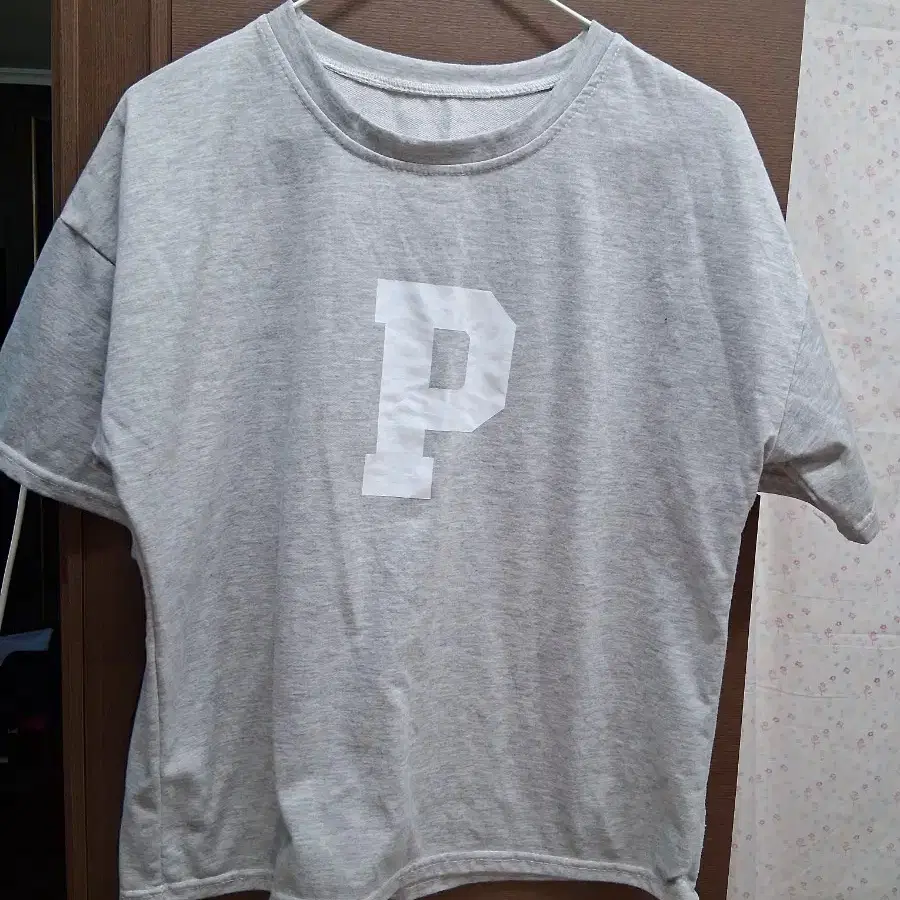 무지 티셔츠 그레이 P 로고(프리)
