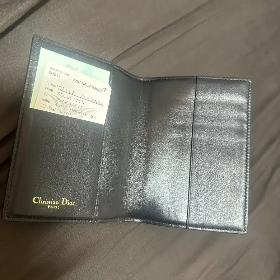 디올 여권지갑
