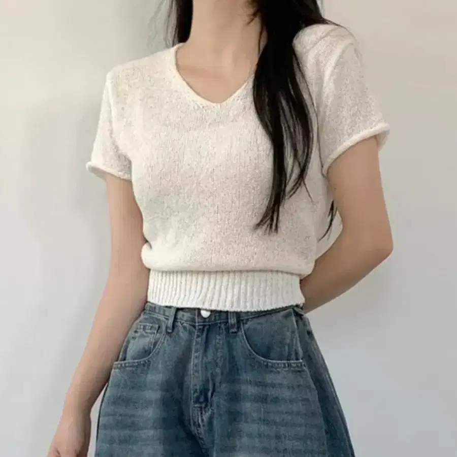 새제품)화이트 부클 브이넥 반팔 니트