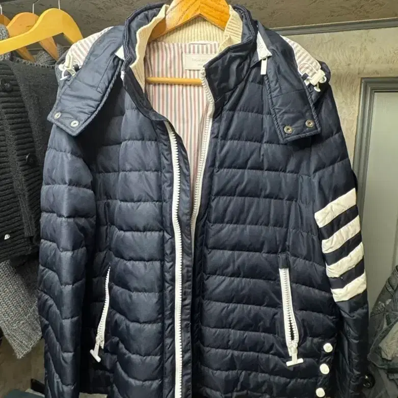 네이비 4선 포인트 경량 패딩