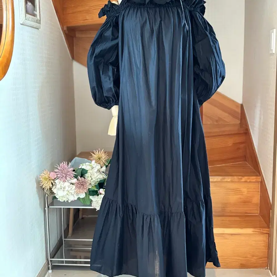 오프숄더 볼륨소매 프릴 롱 원피스 블랙