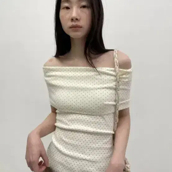 콜로신스 back tie off shoulder 도트
