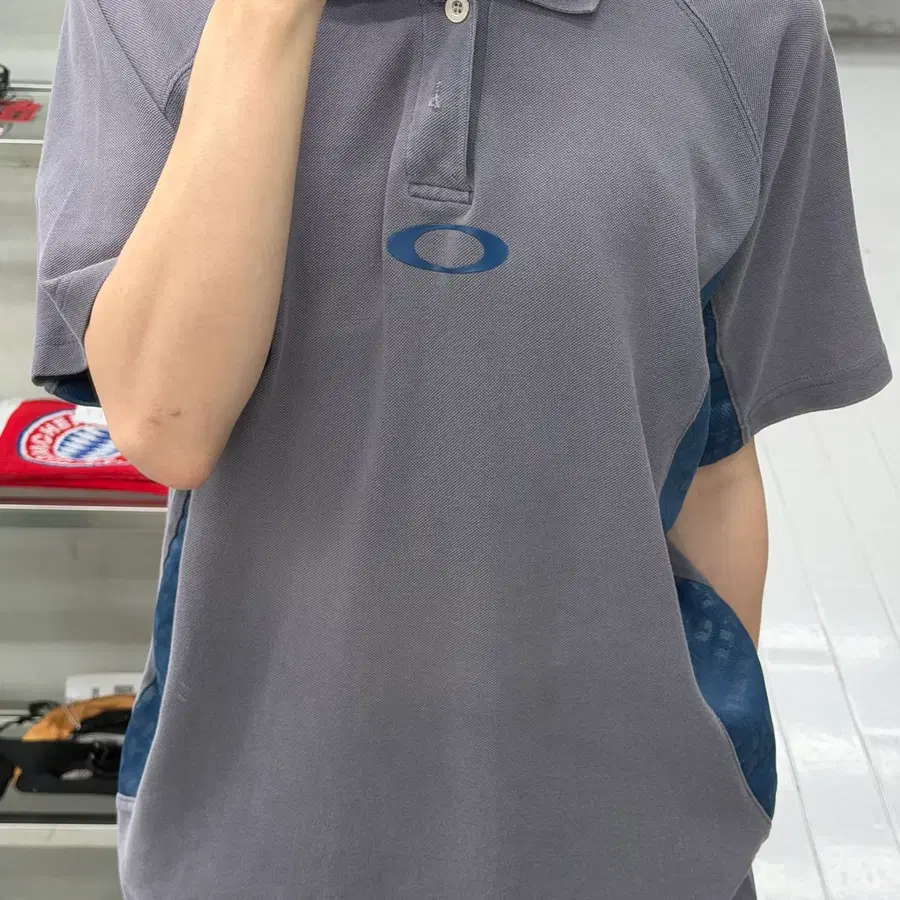 (L) 오클리 00s 배색 테크니컬 피케 셔츠 차콜 그레이