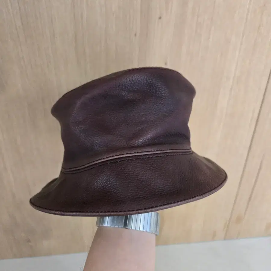 질샌더 레더 버킷 햇