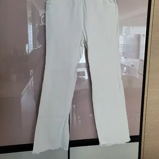 화이트 부츠컷 데님 팬츠