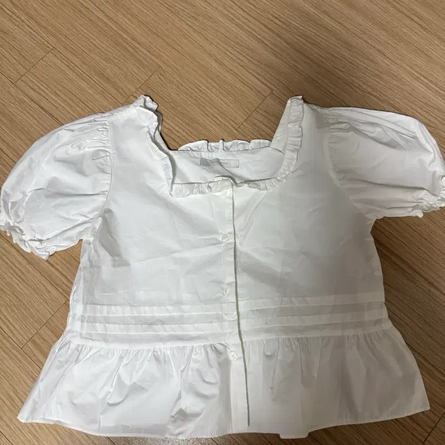 무료배송. 새상품. 퍼프 프릴 반크롭 단추 스퀘어넥 블라우스 화이트