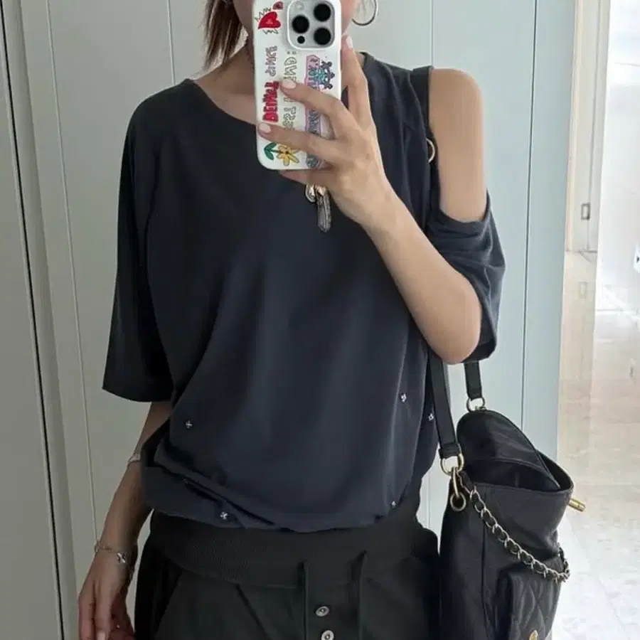 DEINET ONE-SLIT SNAP T-SHIRTS IN CHARCOAL 다이닛 반팔티