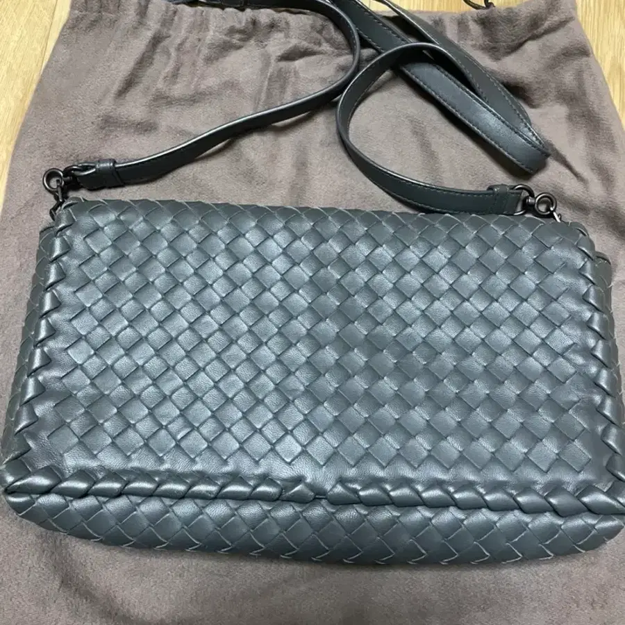 보테가베네타 인트레치아토 클러치크로스 그레이