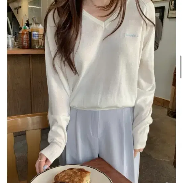 브이넥니트