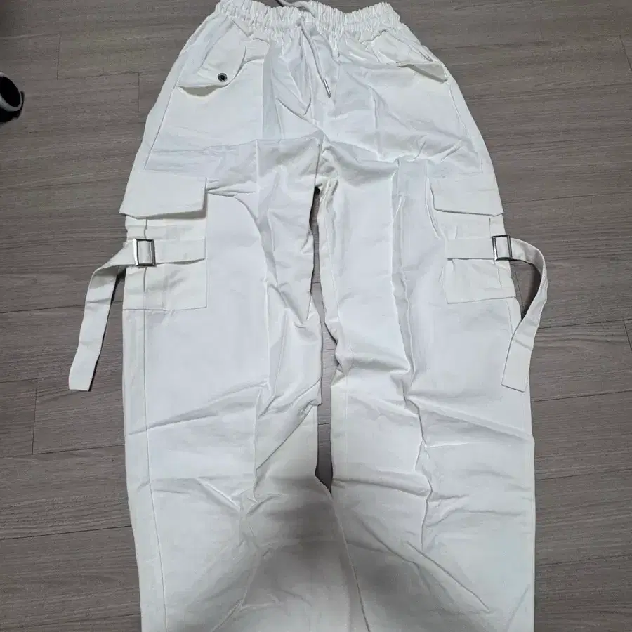 화이트 카고 팬츠