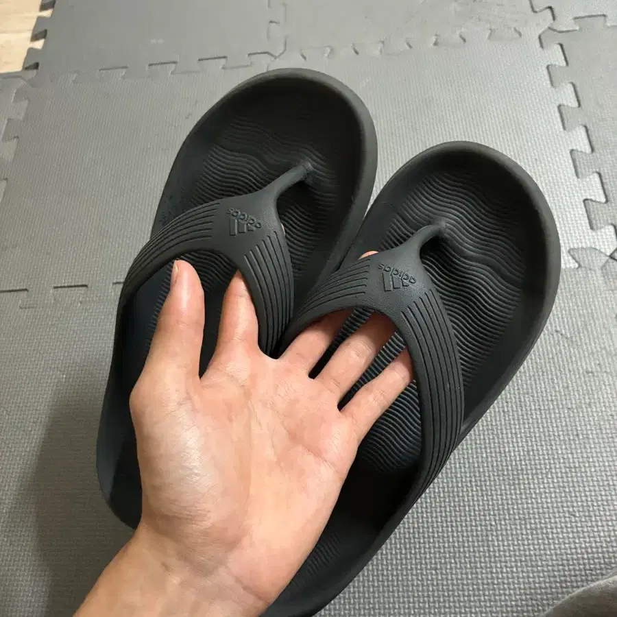 아디다스 쪼리 블랙