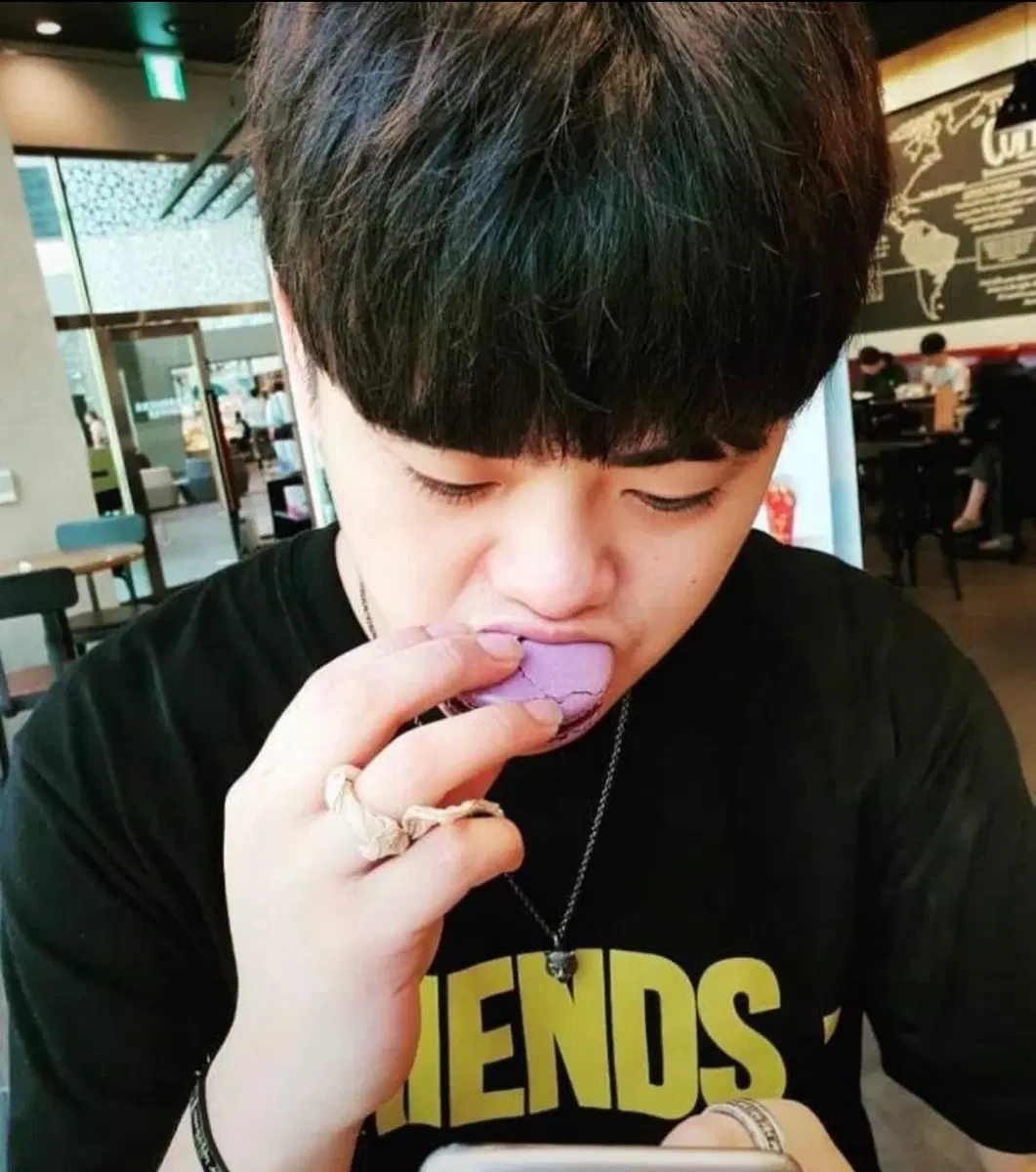 빈첸 럭서스 만비폴 티셔츠 가오리키링 슬로건
