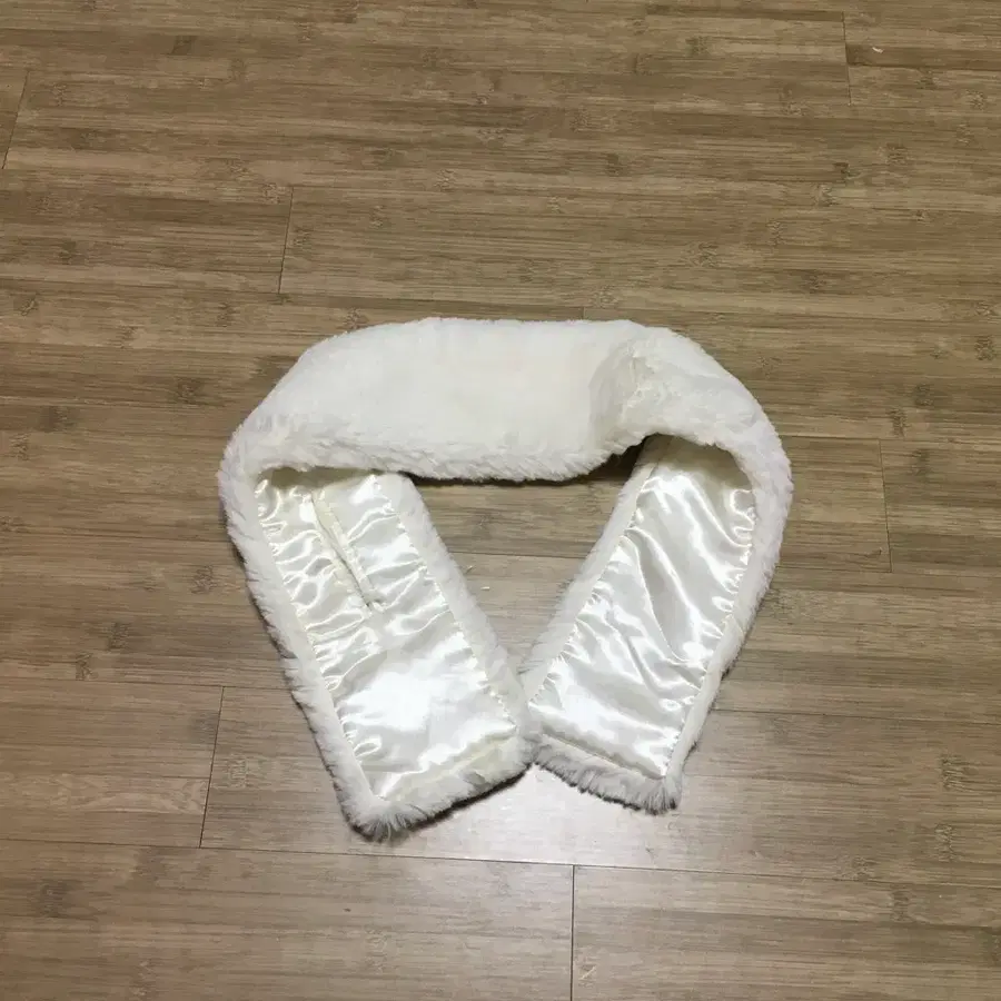 서비스덤) 페이크 퍼 머플러 아이보리 지그재그에이블리