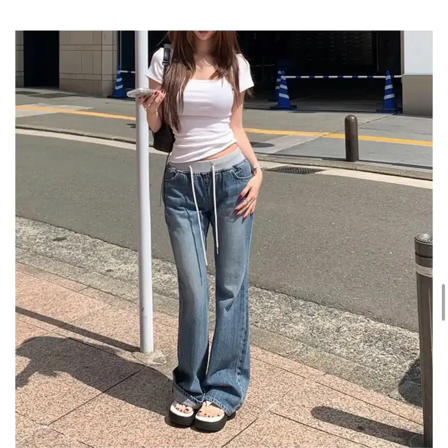 홀리 스위프 딥유넥 잘록 티셔츠