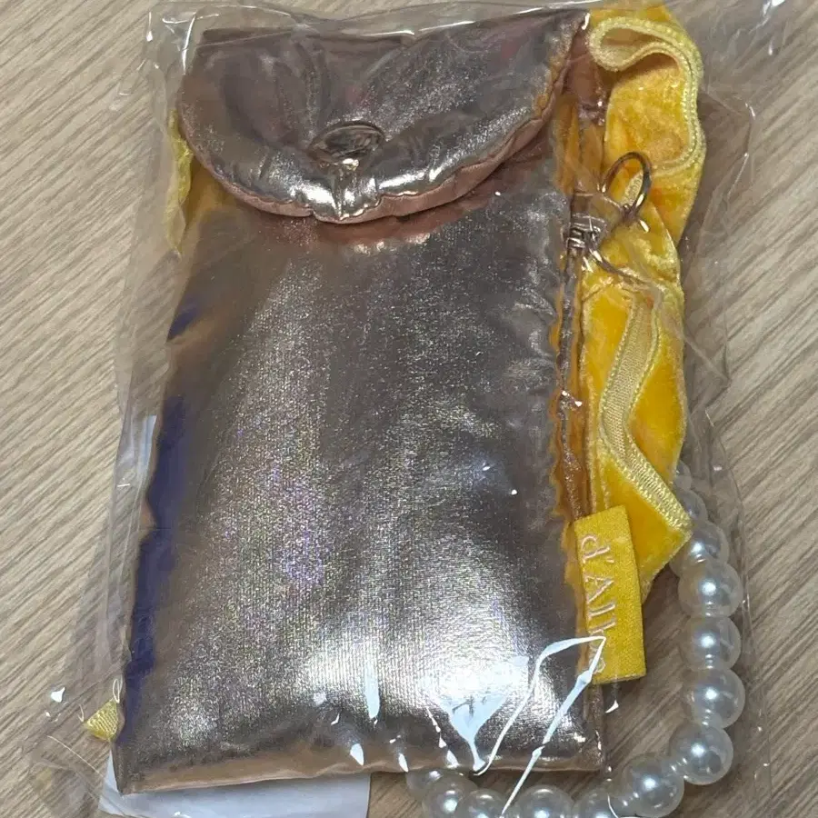 달바 옐로우 리본 메탈 패딩 파우치