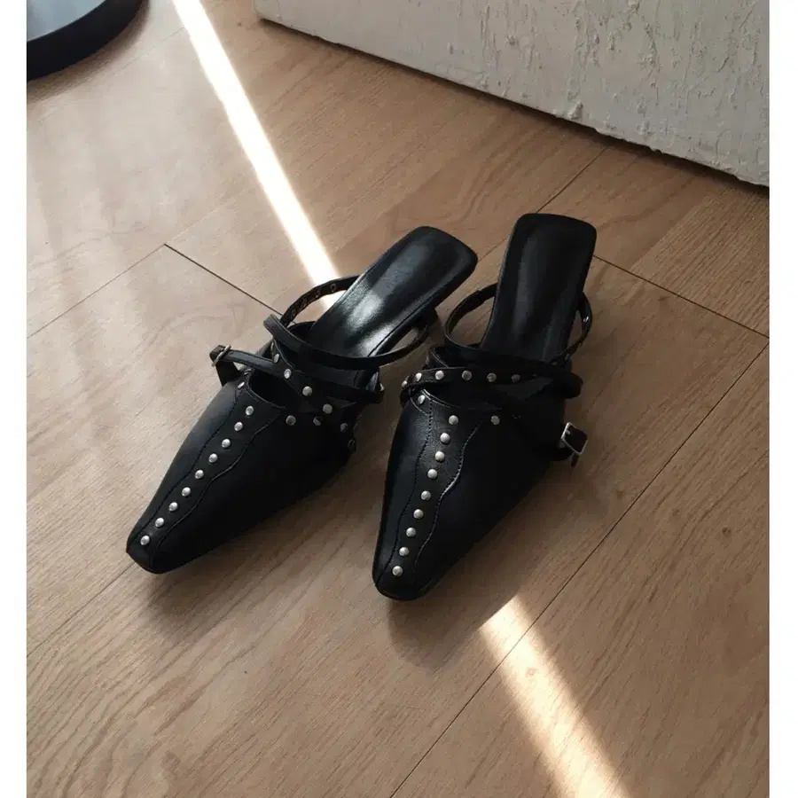 노비야카 스터드 뮬 힐
