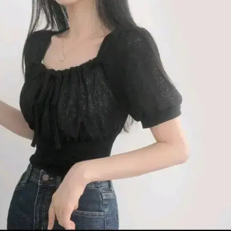 스퀘어넥 퍼프 슬리브 프릴 블랙반팔