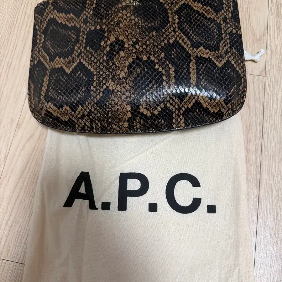 A.P.C. 뱀피 파우치