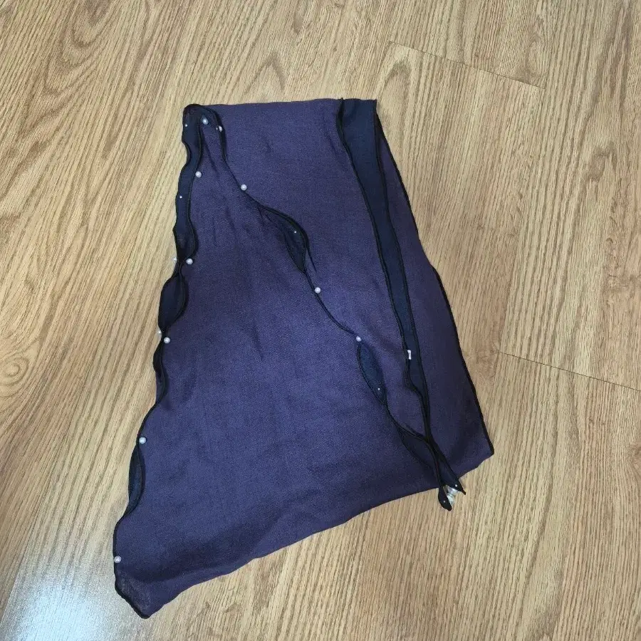 보라색 쉬폰 스카프 진주 장식