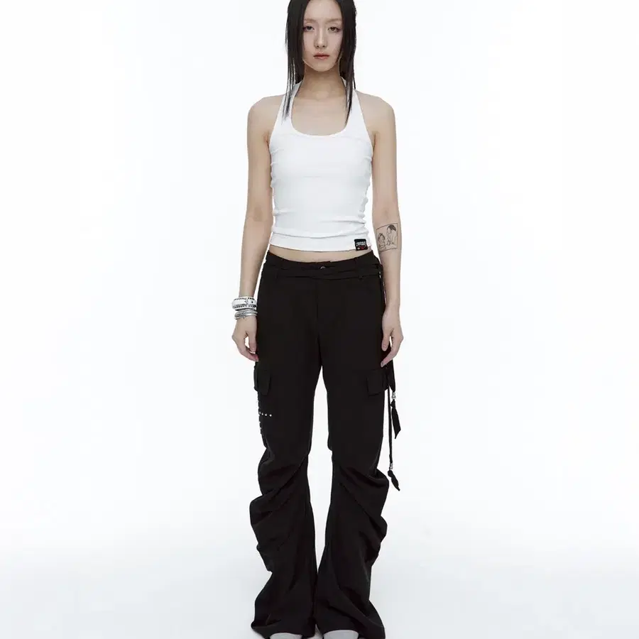러프넥 드레이프 부츠컷 팬츠 블랙