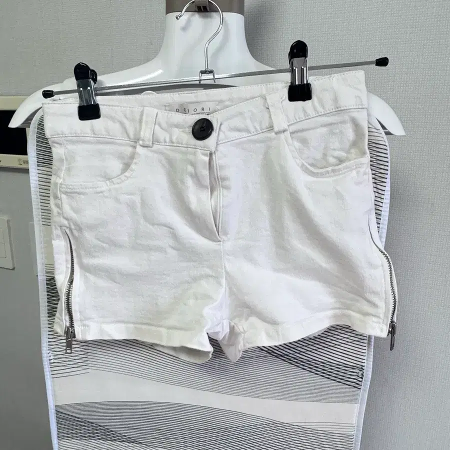 [M] 화이트 데님 숏 팬츠 사이드 지퍼 포인트 반바지