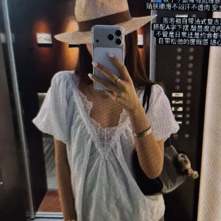 (해외배송)레이스 브이넥 퍼브 슬리브 탑 셔츠 2컬러