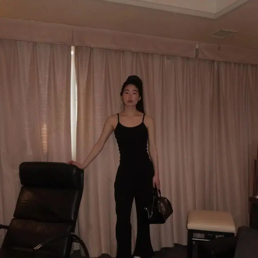 어텐즈(Attends) 골지 롱 슬리브리스 원피스 블랙