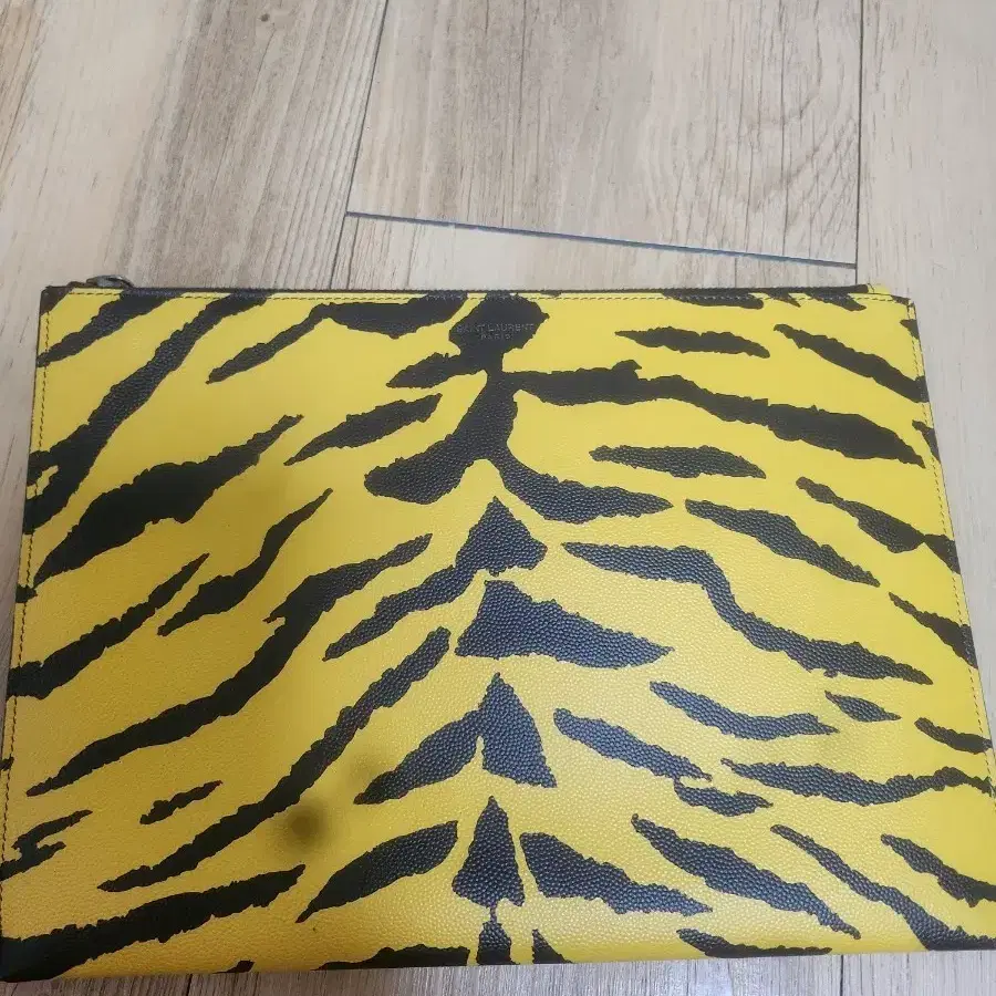 생 로랑 타이거 클러치