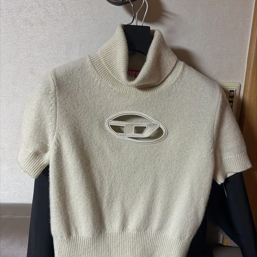 디젤 반팔 터틀넥 크롭 니트 아이보리M