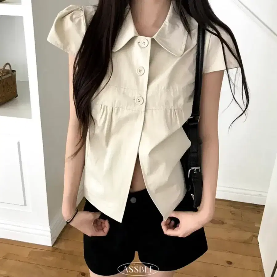 애즈비 슈가 캡소매 버튼 카라 반팔 블라우스 에이블리