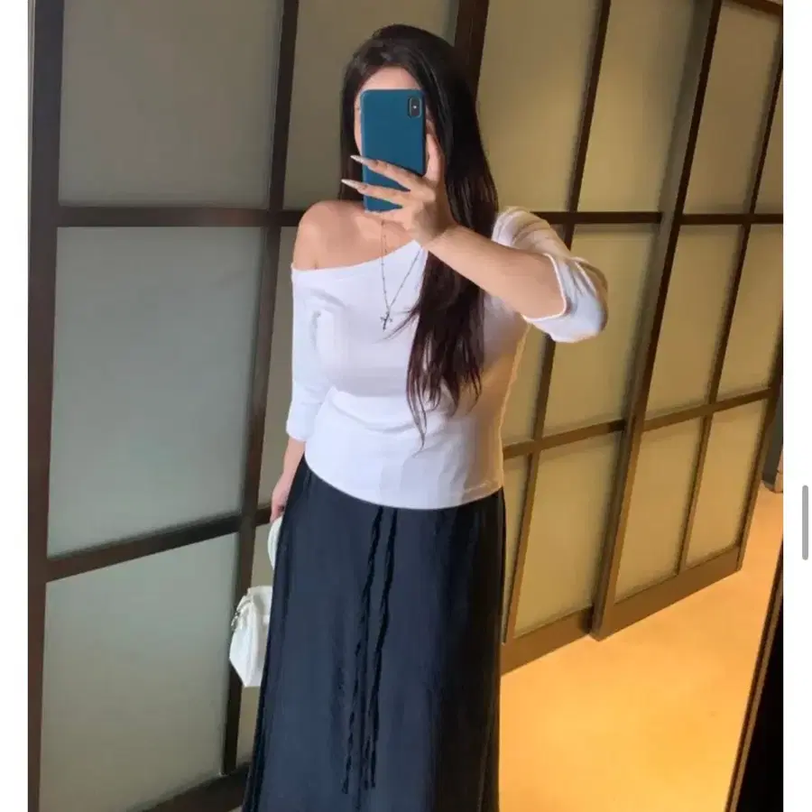 오프숄더 7부 티셔츠 데이지투엘
