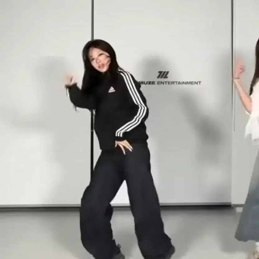 리센느 미나미 착용 아디다스 져지 블랙