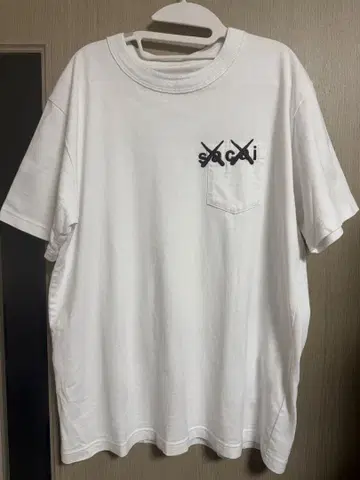 sacai x KAWS 21AW 사이즈 2 자수 로고 포켓 티셔츠