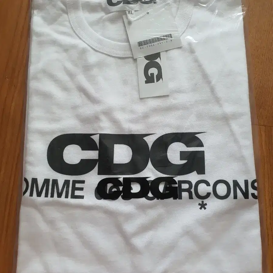 CDG 꼼데가르송 반팔티 화이트 XL