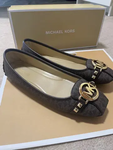 MICHAEL KORS MK 로고 플랫슈즈 브라운