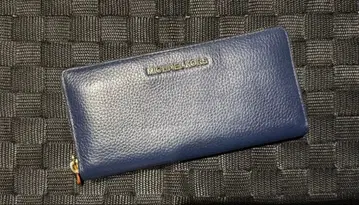 MICHAEL KORS 네이비 라운드 지퍼 장지갑