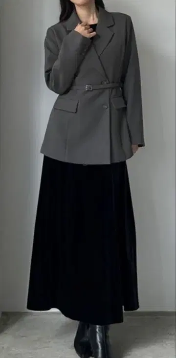 Louere 벨트 포함 허리 쉐이프 자켓 다크 그레이