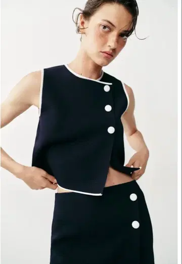 완판템 ZARA 대비 버튼 니트탑 XS 사이즈 택 포함 새상품