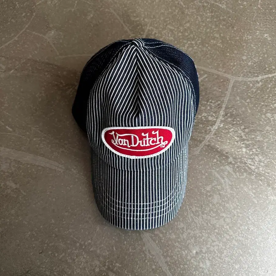 Von Dutch 히코리 스트라이프 트러커 메쉬캡
