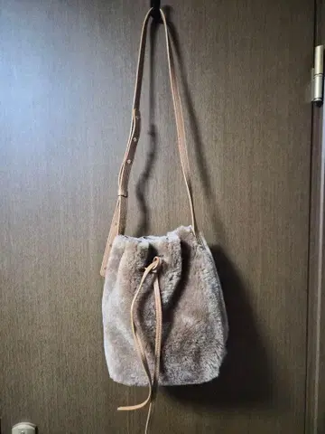 MANSUR GAVRIEL 무스탕 복조리 숄더백