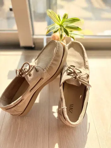 [ 새상품급 ] ZARA 리얼 스웨이드 가죽 데크 슈즈 ( 사이즈 25.3cm 상당 )