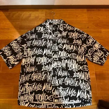 H&M 그래피티 패턴 반팔 셔츠 블랙