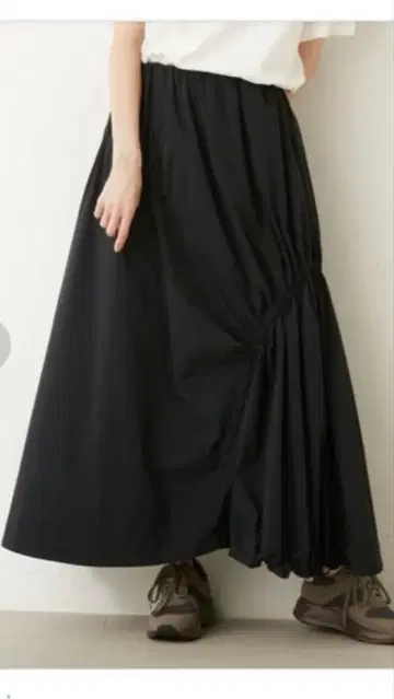 emmi atelier 비대칭 개더 나일론 스커트