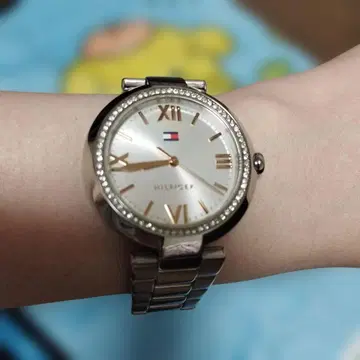 작동품 Tommy Hilfiger 실버 페이스 손목시계 최종 가격