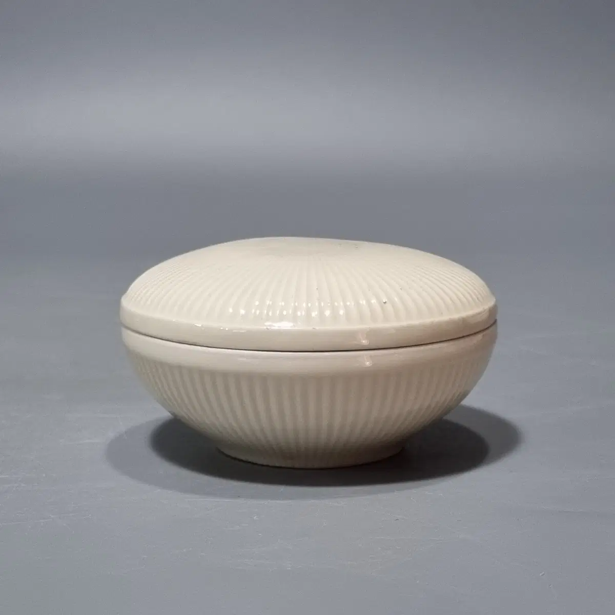 빈티지 백자 도자기 뚜껑 있는 볼. 지름9.3 높이 4.5