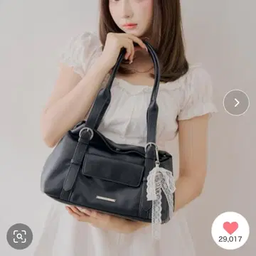 Chico 참 포함 가로 벨트 핸들 백 블랙