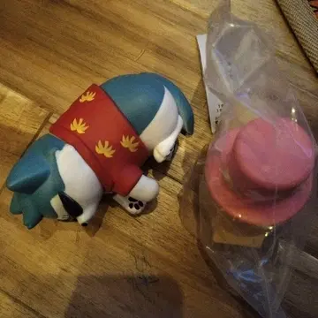 화난 커다란 원피스 강아지