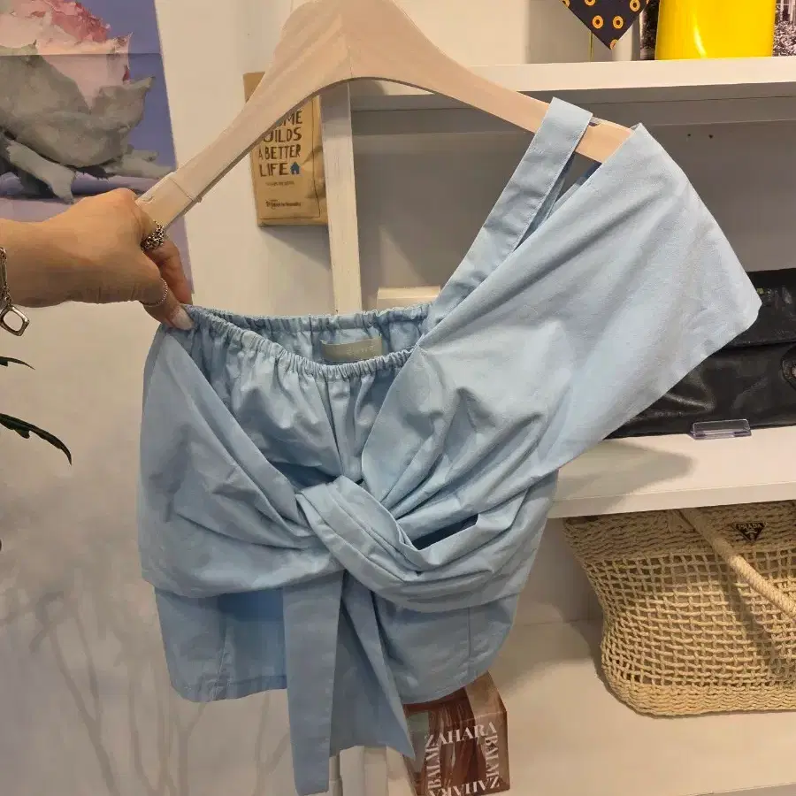 언발란스 오프숄더 블라우스